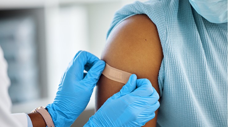 Doctor puts a bandage on patient